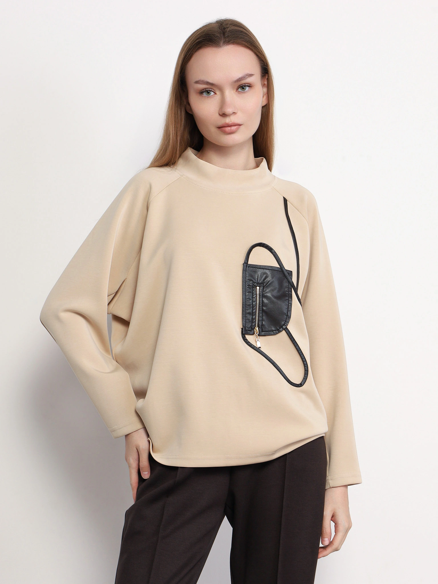 Джемпер бежевого цвета с декоративной контрастной отделкой